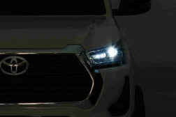 Detské elektrické auto TOYOTA Hilux 4x4 s diaľkovým ovládačom, biele, 2 batožinové priestory