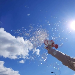 Pištoľ na bubliny s LED svetlom – ružový raketový bublifuk