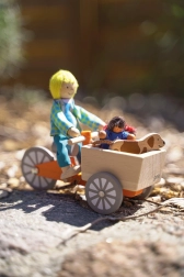 Drevený nákladný bicykel s 2 ohybnými bábikami a psíkom