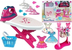 Ružová súprava na žehlenie s doskou a vešiakmi