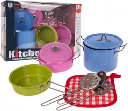 Farebné kovové hrnce a kuchynské náčinie