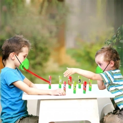 Párty hra Chňapni chrobáka – žabie jazyky pre 4 hráčov