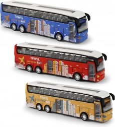 Kovový diaľkový autobus na voľný chod
