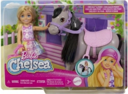Barbie Chelsea na poníkovi – jazdecký herný set s helmou