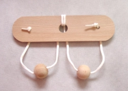 Drevený hlavolam Prsia