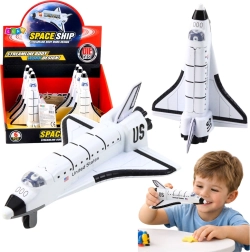 Kovový vesmírny raketoplán s naťahovacím pohonom, biely