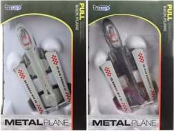 Kovové lietadlo s spätným chodom na batérie