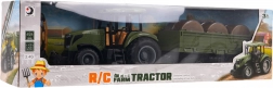Zelený diaľkovo ovládaný traktor s prívesom
