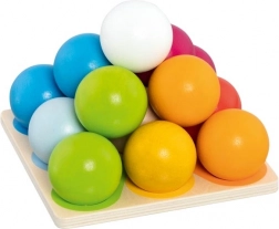 Drevená stavebná pyramída z farebných guličiek