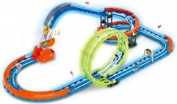 dráha so svietiacim autíčkom s USB nabíjaním