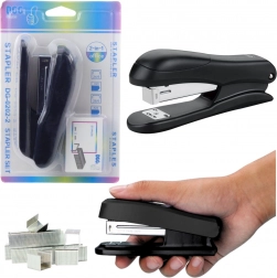 Čierna kancelárska zošívačka s kapacitou až 30 listov