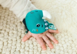 Lilliputiens hrkajúci náramok nosorožec Marius