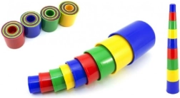 Farebná stohovacia pyramída z pohárikov