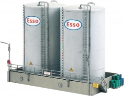 Vysoké zásobníky čerpacej stanice