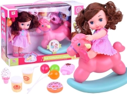 Bábika v ružových bodkovaných šatách s hojdacím koníkom a doplnkami