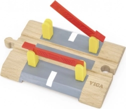 Drevený železničný priecestie so závorami na batérie