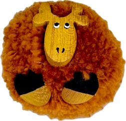 Drevená magnetka s pompomom žirafa – ručne vyrábaná dekorácia