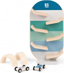 drevená autodráha s autíčkami a oblúkmi