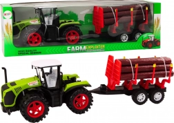 Zelený farmársky traktor s prívesom na kmene
