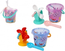 Plastová sada na piesok a vodu s vedierkom a mlynčekom v sieťke 17 × 16 cm