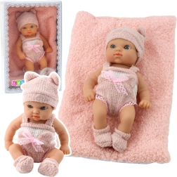 Látková bábika bábätko s kúskom deky, ružovo‑biele oblečenie, čiapočka, 18 cm