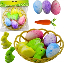 Veľkonočné dekorácie s košíkom so zajacmi, vajcami a mrkvou