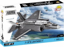 Model bojového lietadla F-35B Lightning II z kociek
