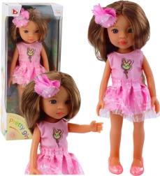 Bábika v ružových šatách s dlhými hnedými vlasmi a kvetinovou sponou