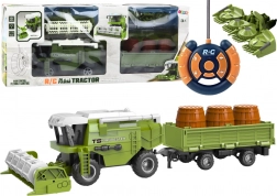 RC poľnohospodársky kombajn so zeleným prívesným vozíkom
