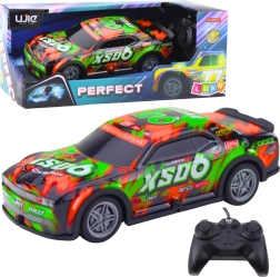 RC pretekárske auto so svietiacou karosériou oranžovo‑zelené