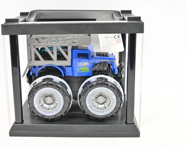 Monster truck v klietke s malým autíčkom