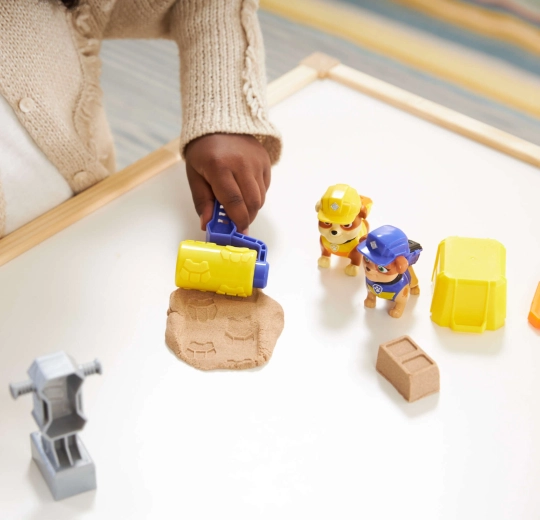 Nástroje a valček so stopami