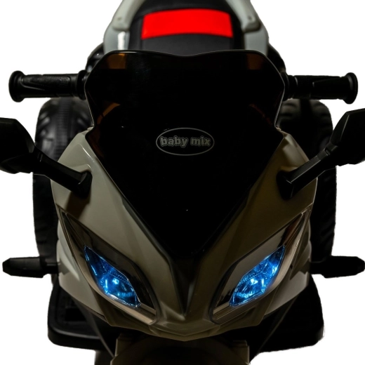 LED svetlomety a stabilná trojkolová konštrukcia