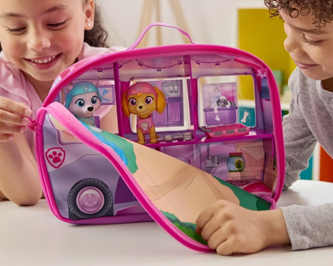 Prenosný karavan 2v1: kufrík aj herný svet