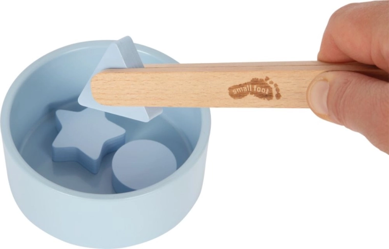 Podpora jemnej motoriky s drevenými kliešťami