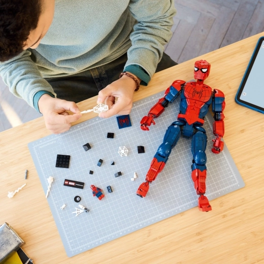 Minifigúrka, menovka a zábavné stavanie v LEGO Builder