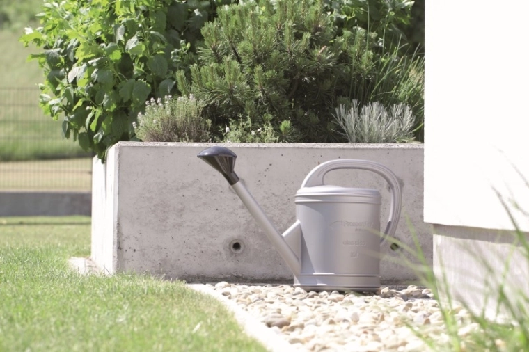 Ergonomický tvar na pohodlné nosenie a nalievanie