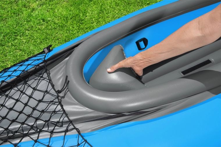 Pohodlný kokpit a praktické úložné siete