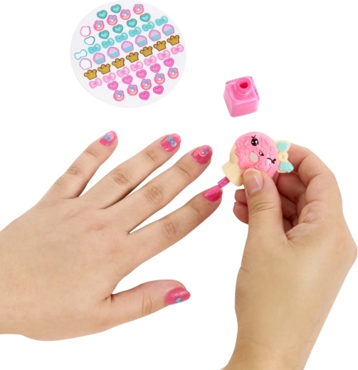 Lakovanie a zdobenie nechtov s rozkošnými samolepkami