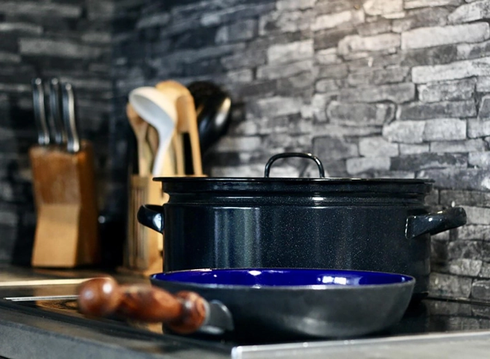 Vhodný na všetky typy sporákov vrátane indukcie