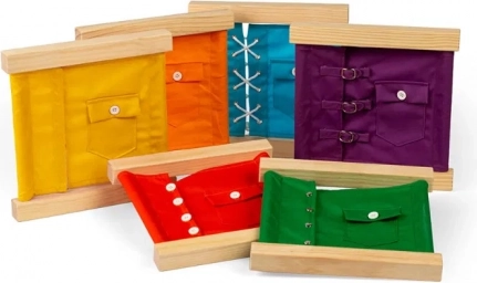 Bigjigs Toys nauč sa obliekať – montessori zapínacie rámiky