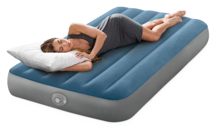 Príjemný semišový povrch a nízky profil