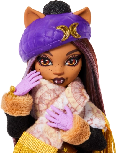 Clawdeen Wolf v zimnom štýle s doplnkami