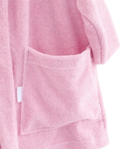 Praktický dizajn: všitý opasok a hlboké vrecko