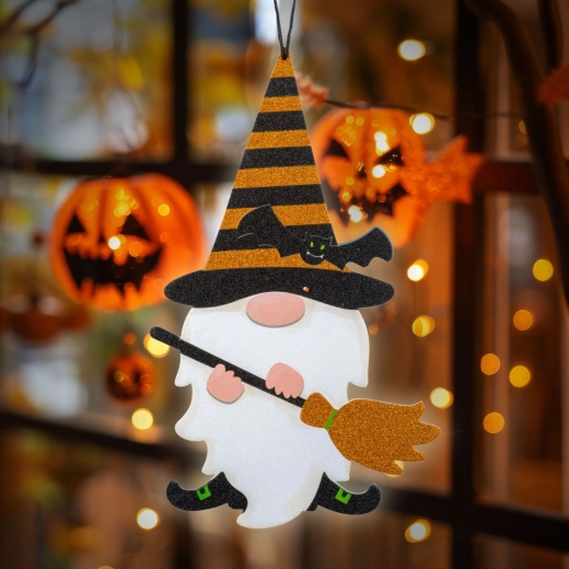 Závesná halloweenska dekorácia škriatka z peny 44 × 26 cm