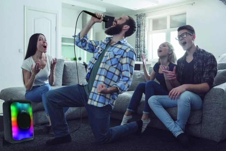 Karaoke zábava s mikrofónom