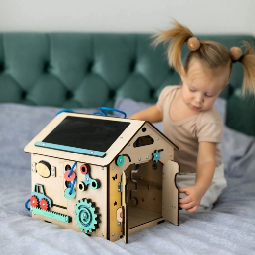 Montessori domček pre malé ruky