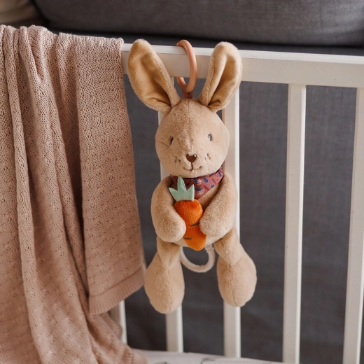 Jednoduché zavesenie na postieľku či kočík