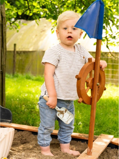 Otočné kormidlo a stožiar s vlajkou