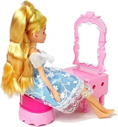 Blond bábika a toaletný stolík pre módne premeny